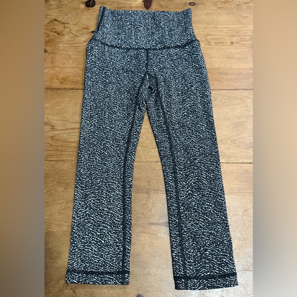 Lululemon Black and White Patterned Leggings size 2 - Picture 3 of 6